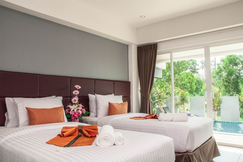Deluxe Room, Pool View photo 2