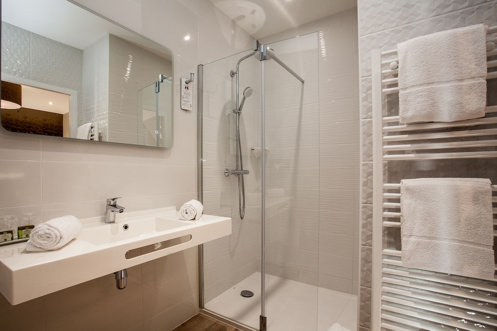 Premium Double Room (Contemporary) photo 2
