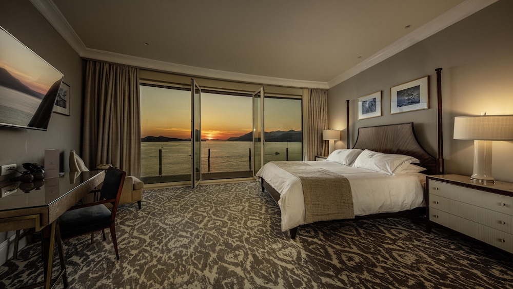 Executive Double Room, 1 King Bed, Balcony, Sea View thumbnail 5