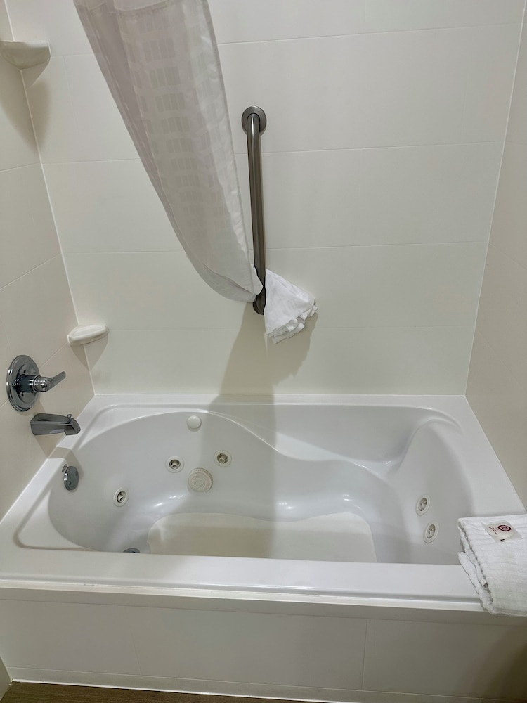 Suite, 1 King Bed, Non Smoking, Jetted Tub - Photo 9
