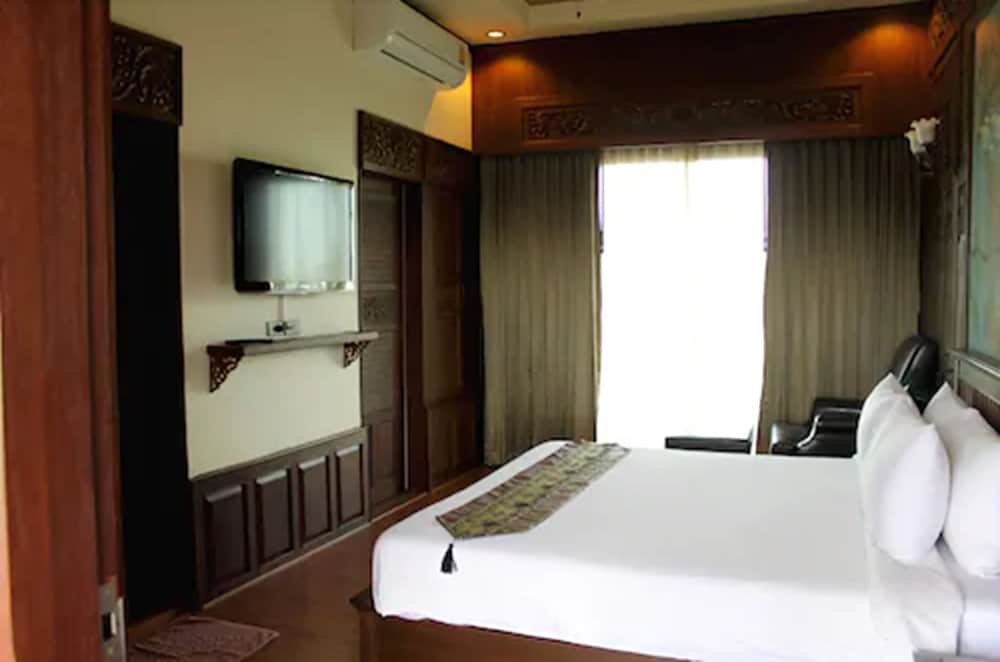 Suite bathtub (Main Building) photo 1