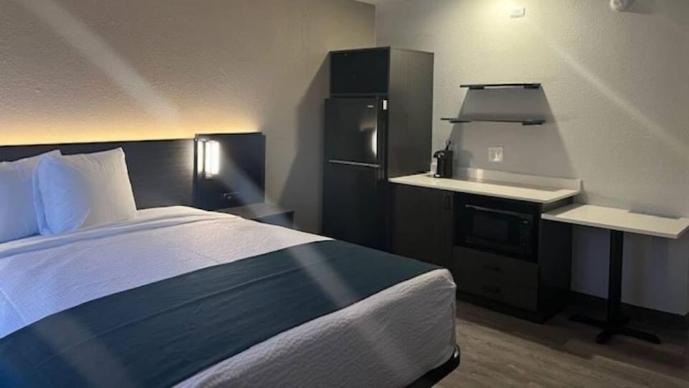 Standard Room, 1 Queen Bed, Non Smoking, Refrigerator & Microwave - Photo 1