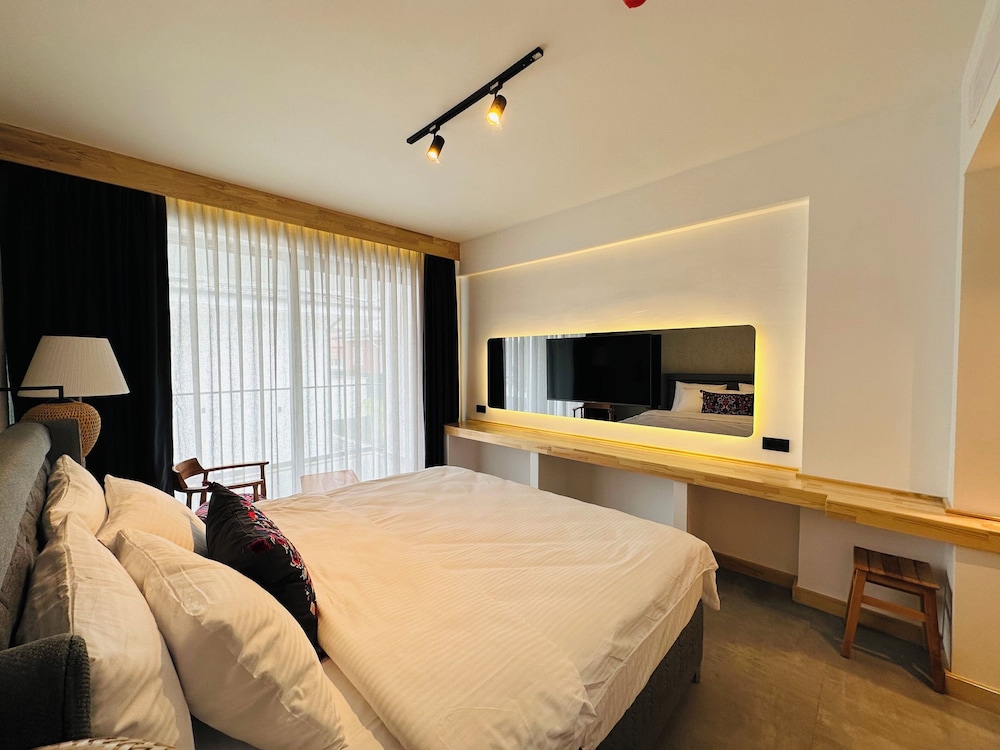 Classic Room, 1 King Bed, Non Smoking, Balcony - Photo 15