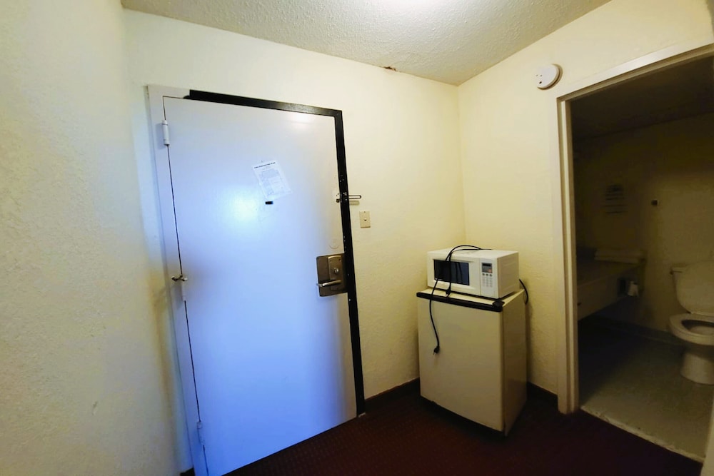 Basic Room, 1 King Bed, Non Smoking