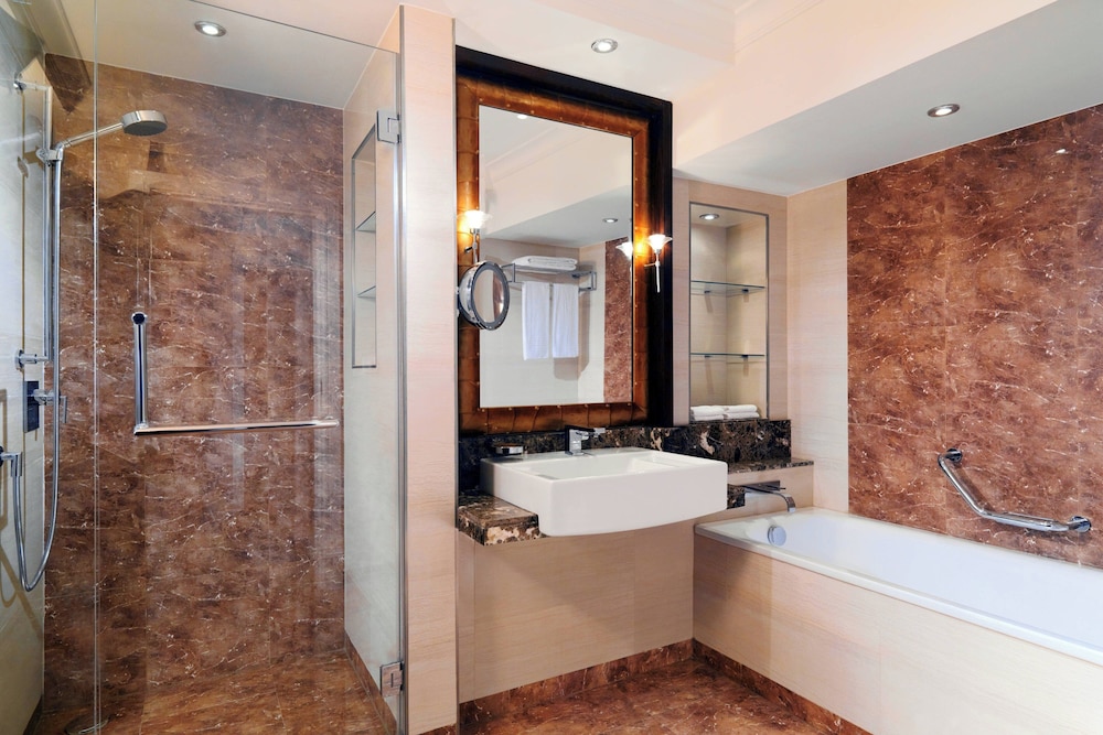 Club Suite, 1 King Bed, Pool View (Corner) - Photo 6