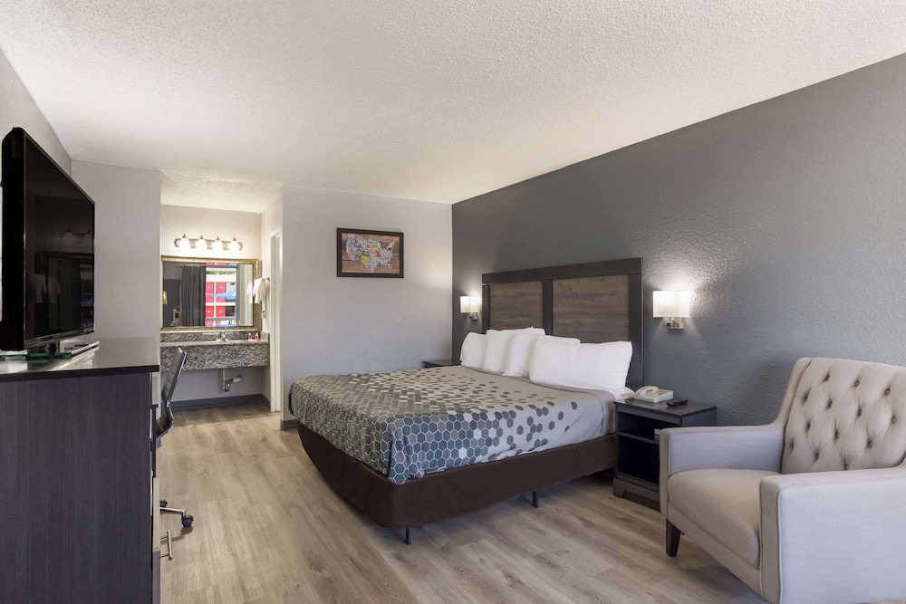 Standard Room, 1 King Bed, Non Smoking - Photo 8