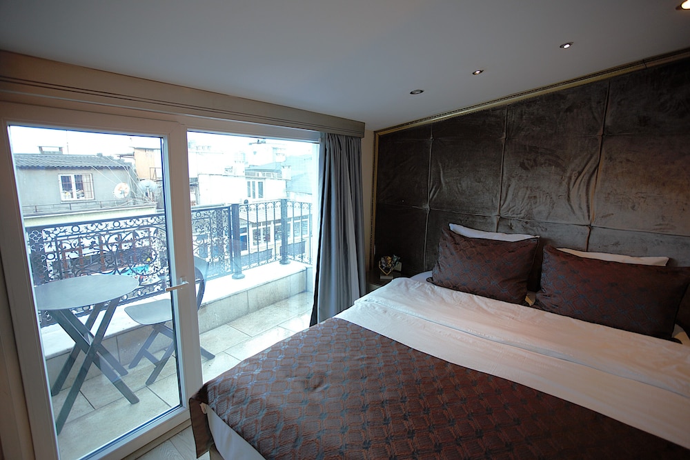 Suite room with Balcony photo 2
