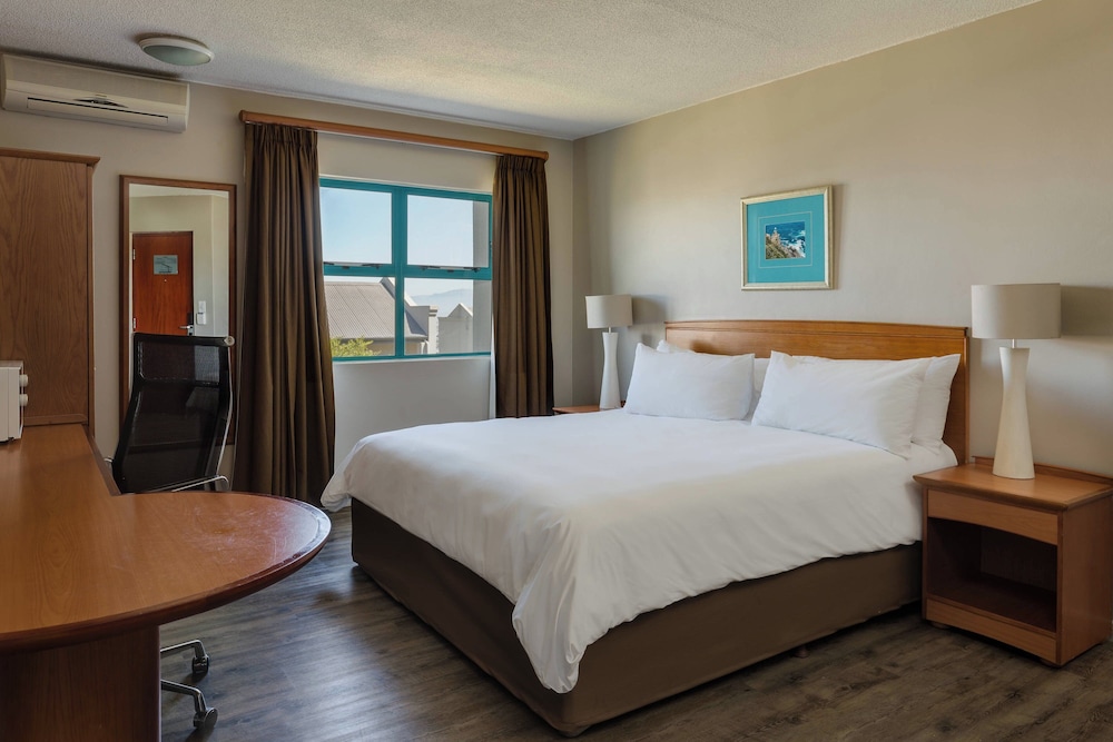 Room, 1 King Bed, Garden View - Photo 1