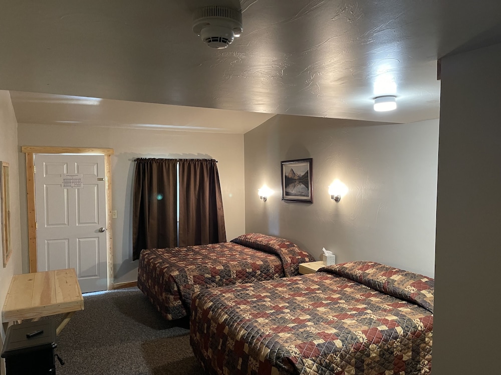 Basic Room, 2 Queen Beds photo 3