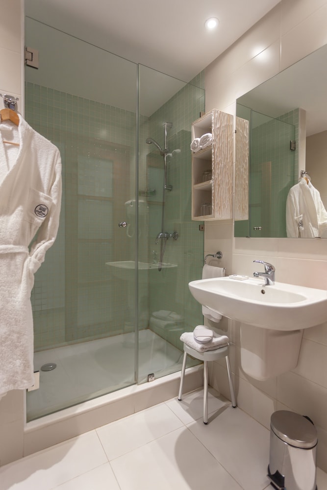 Deluxe Room - Photo 10