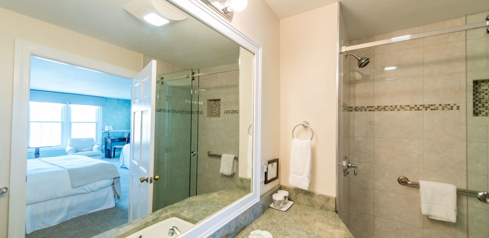 Standard Quadruple Room, 2 Queen Beds photo 2