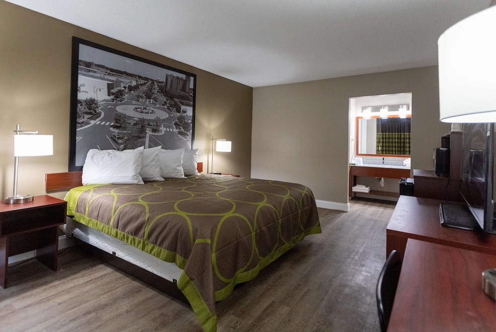 Room, 1 King Bed, Smoking - Photo 3