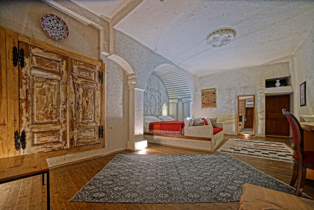 Deluxe Suite - Photo 12