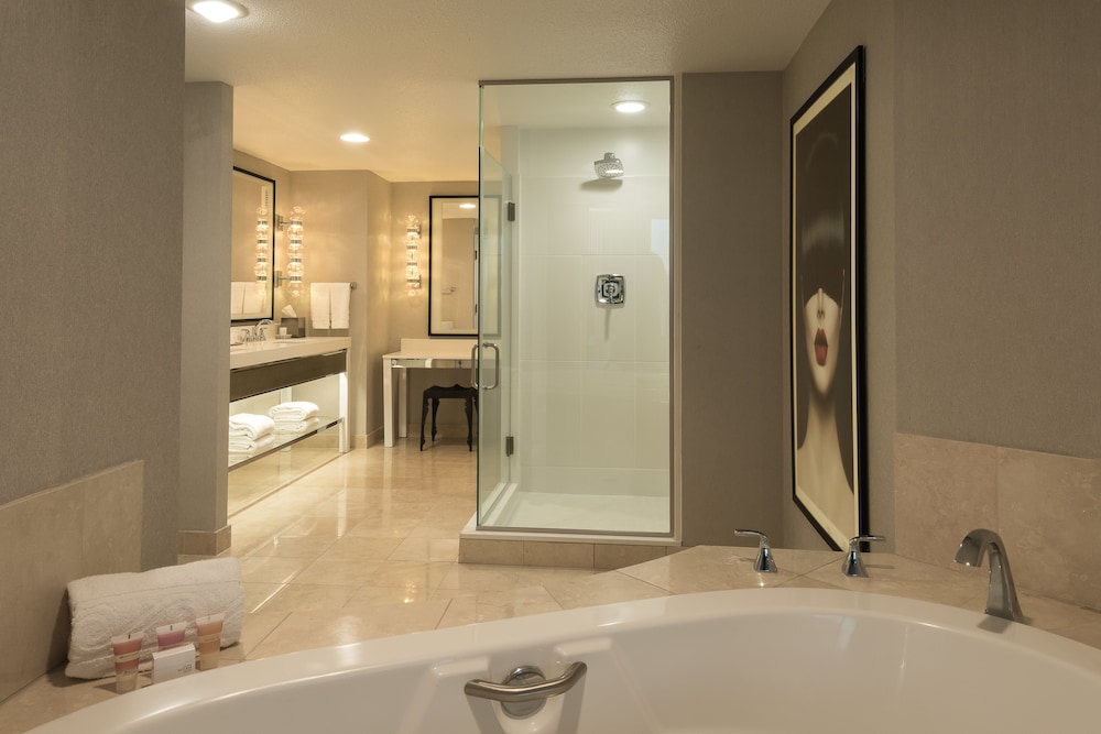 Ultra Panorama Suite, 1 King Bed, Non Smoking (Newly Renovated) - Photo 4