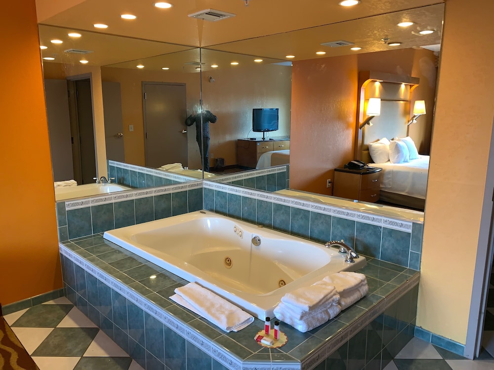 Presidential Suite, 1 King Bed, Non Smoking - Photo 4