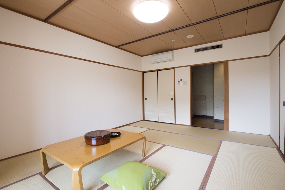 Japanese Style Room, Non Smoking, Shared Bath And Shower, Private Toilet photo 3