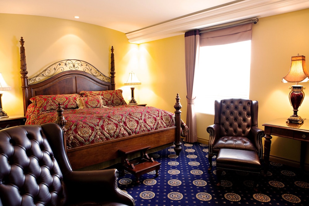 Royal Room, 1 King Bed photo 3