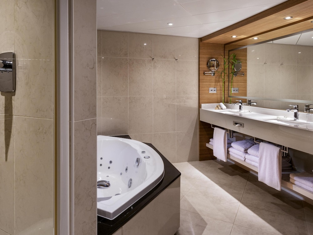 Suite, 1 King Bed, Lake View