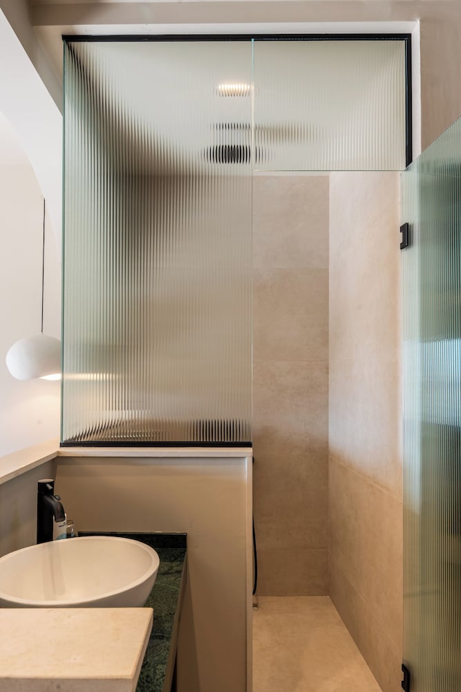 Deluxe Suite with Panoramic Sea View - Photo 30