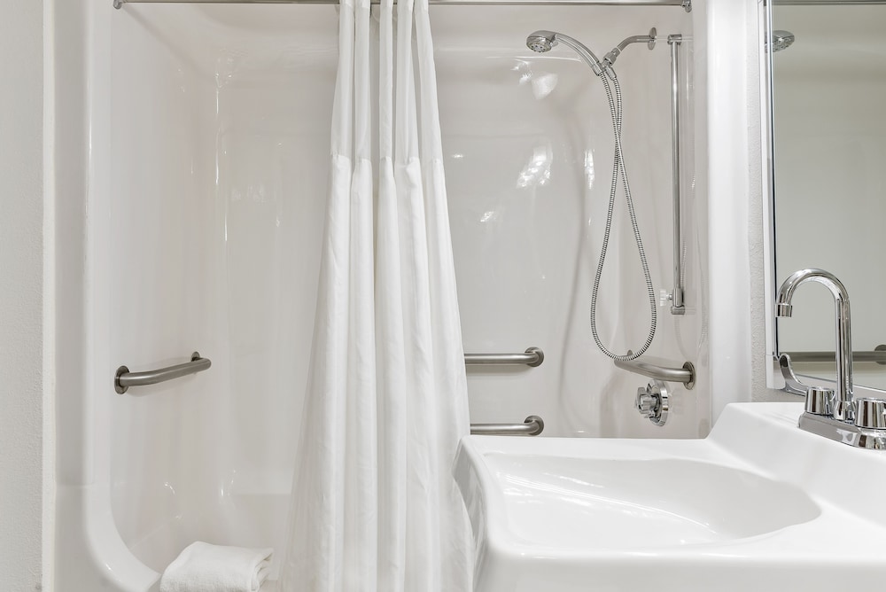Standard Queen Room, Accessible - Photo 6