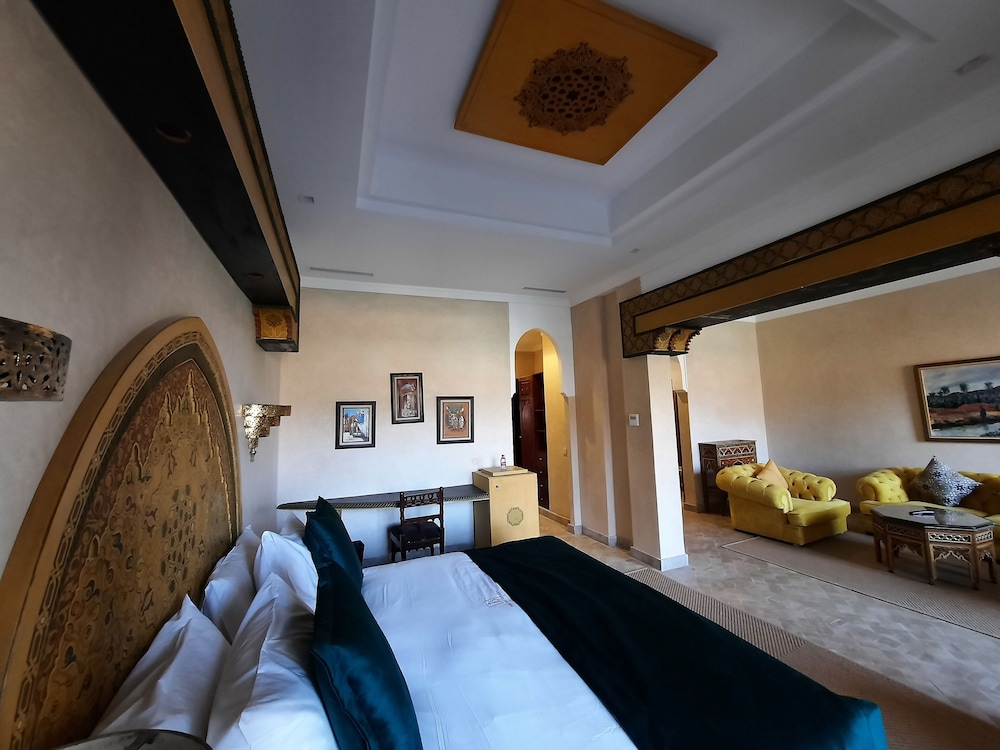 Senior Studio Suite, 1 King Bed, Air conditioning photo 2