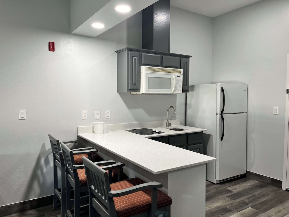 Standard Suite, 1 King Bed, Non Smoking, Kitchenette - Photo 9