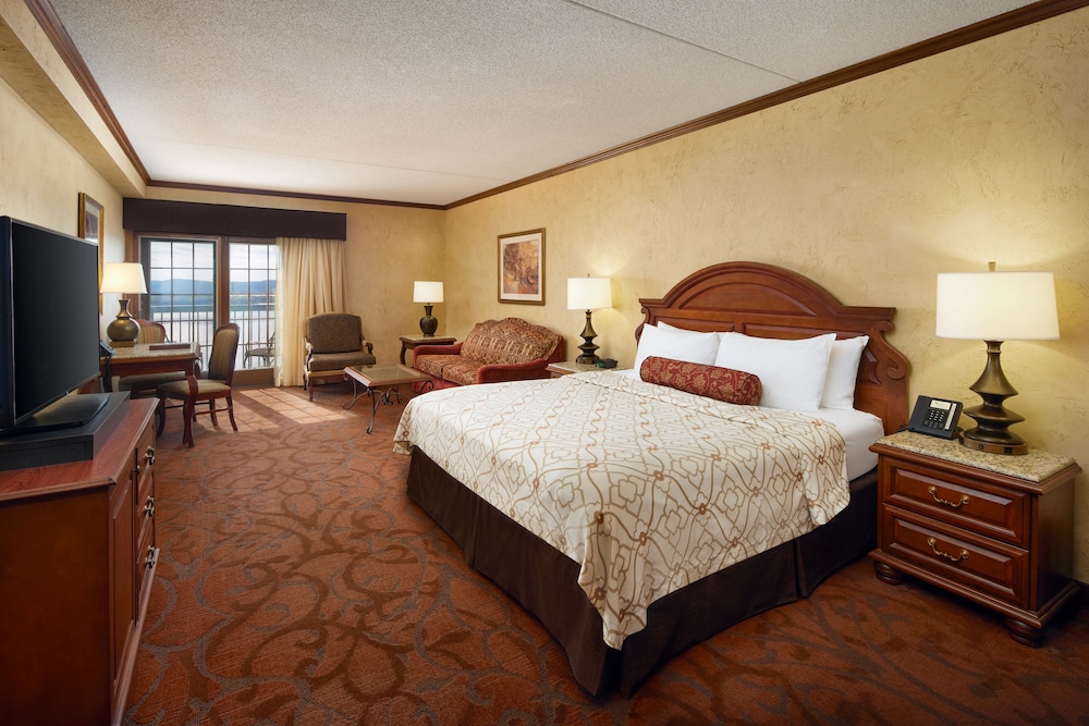 Lakefront Ambassador King, Balcony, Lake View - Photo 1