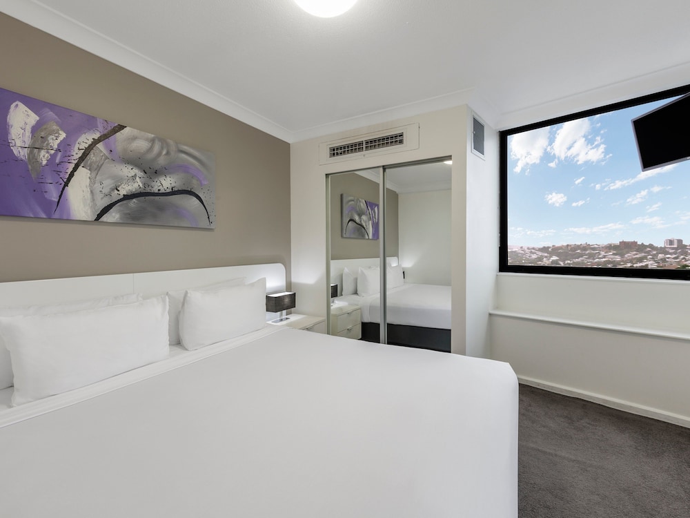 Superior One-Bedroom Apartment - Photo 2