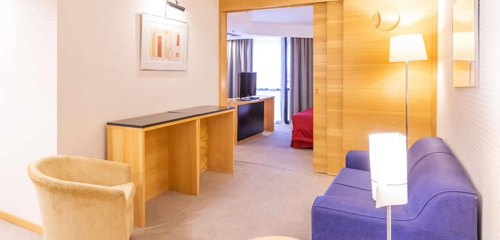 Deluxe Room, Multiple Beds - Photo 4