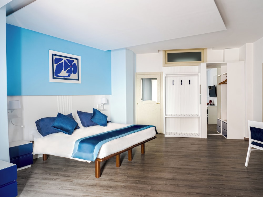 Family Room, 2 Bedrooms, Garden View - Photo 13