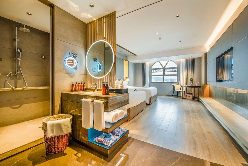 Luxury Twin Room, City View