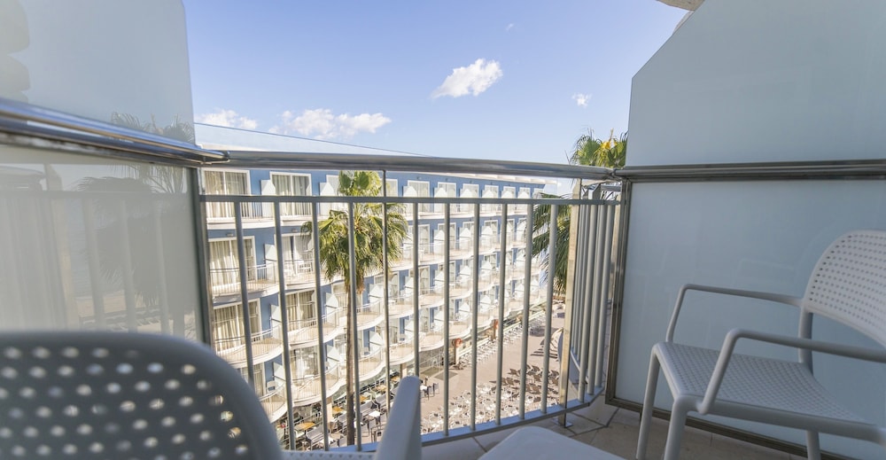 Quadruple Room, Pool View photo 3