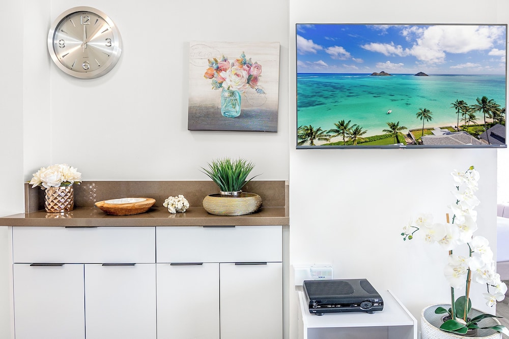 High Floor Mountain View Condo with 2 Beds and Parking: Condo, 1 Bedroom, Mountain View (0152) photo