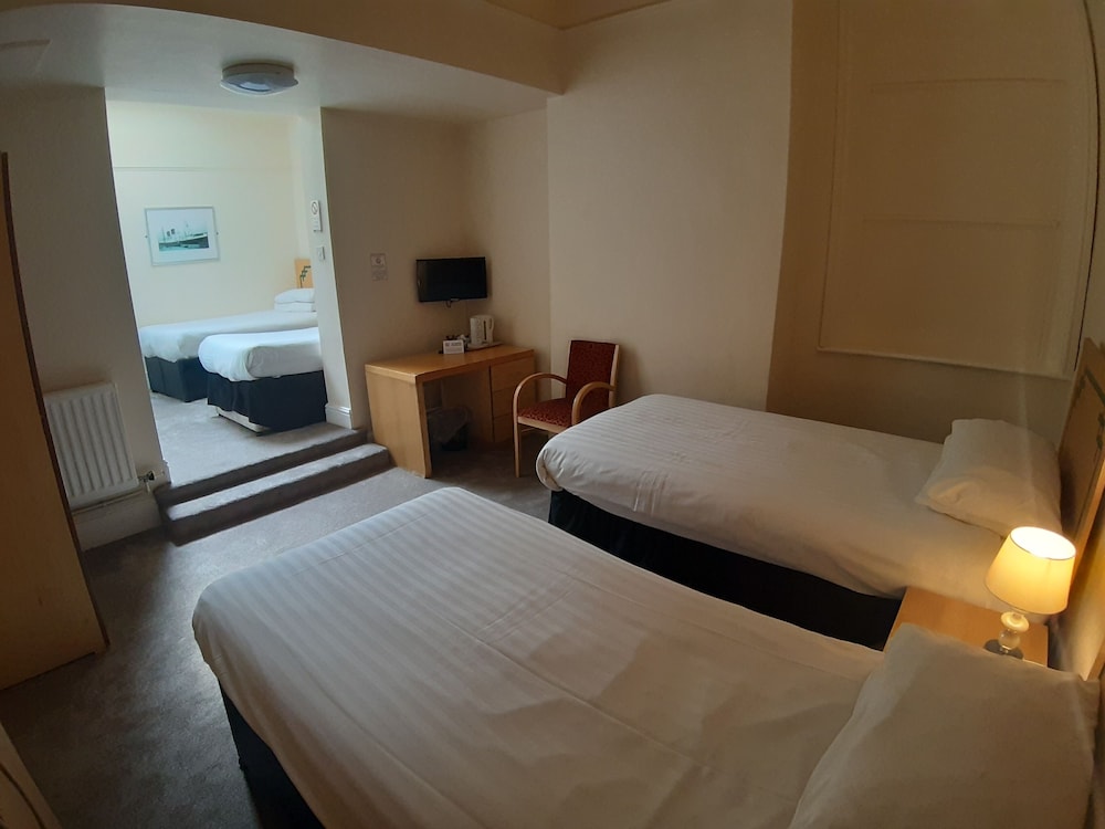 Basic Quadruple Room, Multiple Beds - Photo 1