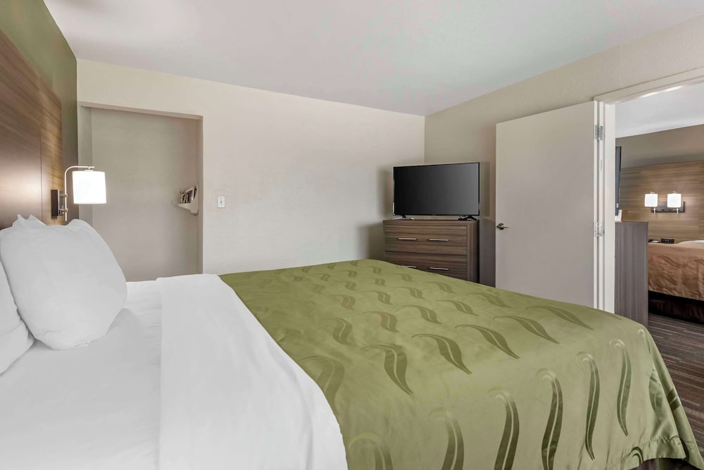 Standard Room, Multiple Beds, Non Smoking (1 King, 2 Queens) - Photo 2