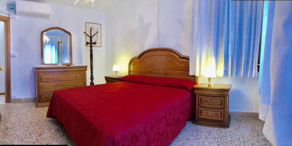 Economy Double Room, Shared Bathroom, Annex Building (800 meters from the hotel) photo 2