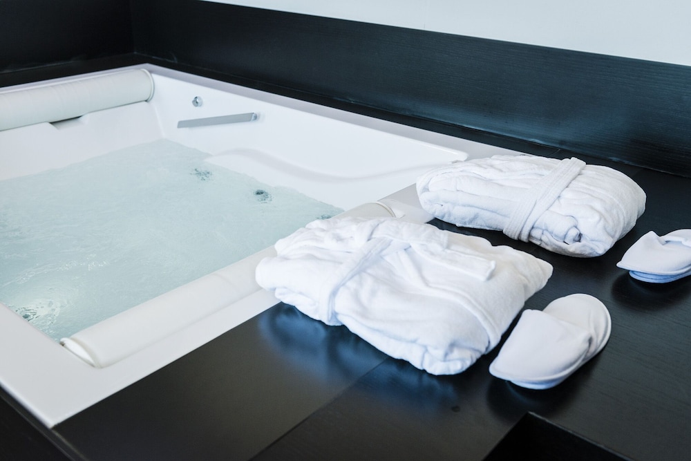 Executive Suite, Hot Tub photo 1