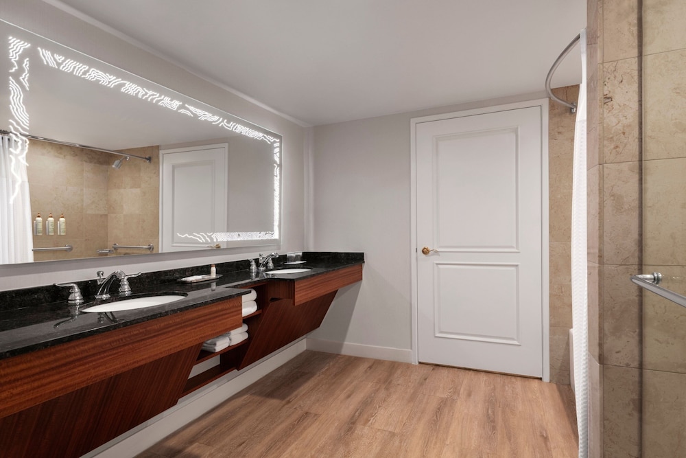 Junior Suite, 1 King Bed, Balcony - Photo 11