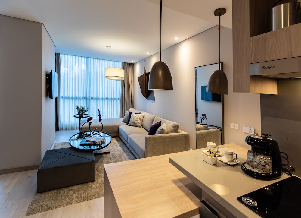 Suite, 1 King Bed, City View (Emerald King) - Photo 5