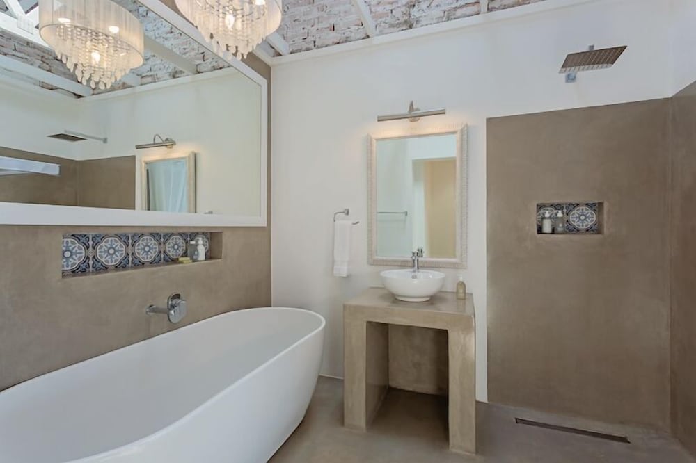 Luxury Double Room, 1 King Bed, Ocean View photo 3