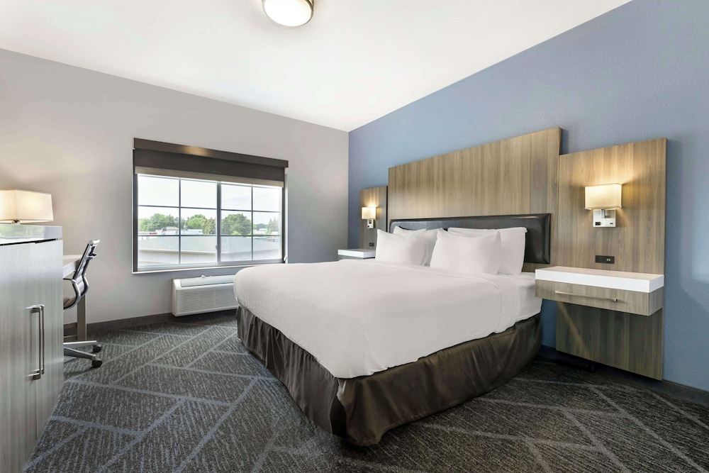 Room, 1 King Bed, Accessible (With Sofabed) - Photo 2