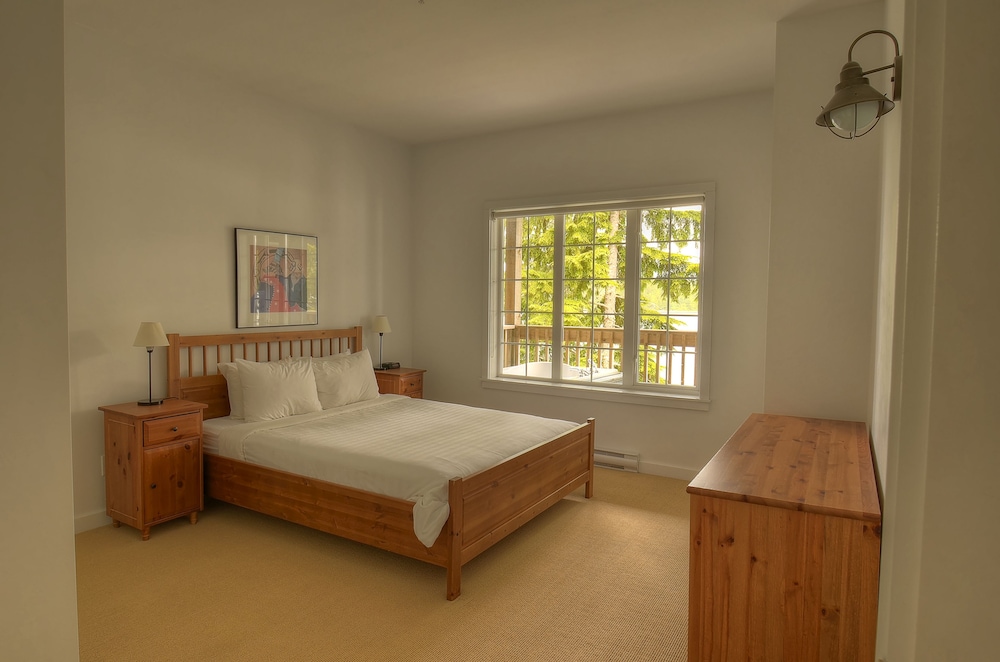 Deluxe Two Bedroom Queen Suite with Outdoor Tub, Full Kitchen and Harbor View photo 2