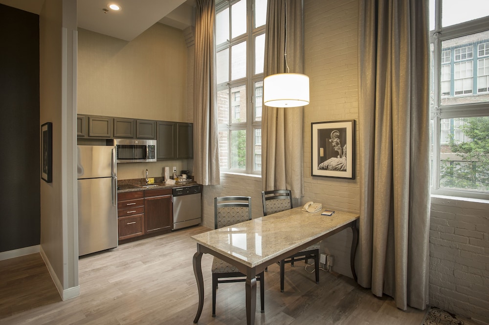 Studio suite, king bed, sofa bed, kitchen, whirlpool tub - Photo 4