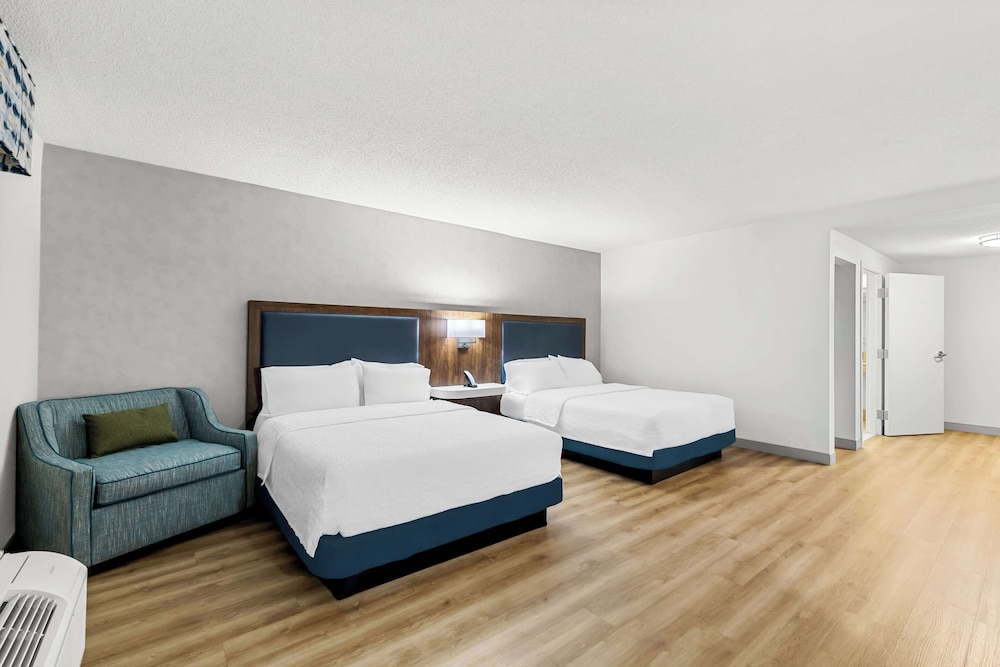 Room, 2 Queen Beds, Accessible, Bathtub - Photo 2