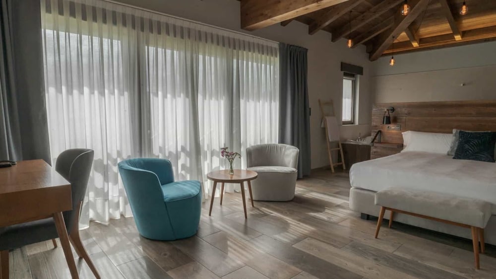 Premium Room - Photo 8