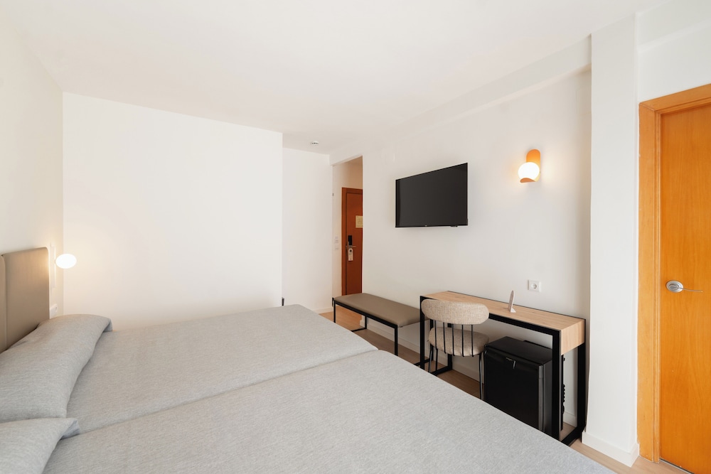 Superior Room (3 Adults) - Photo 3