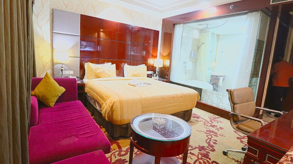Executive Room with Jacuzzi Tub - Photo 2