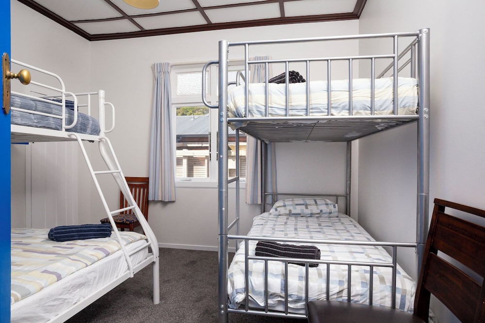 4 Bed Shared Dormitory (Shared Bathroom) photo 3