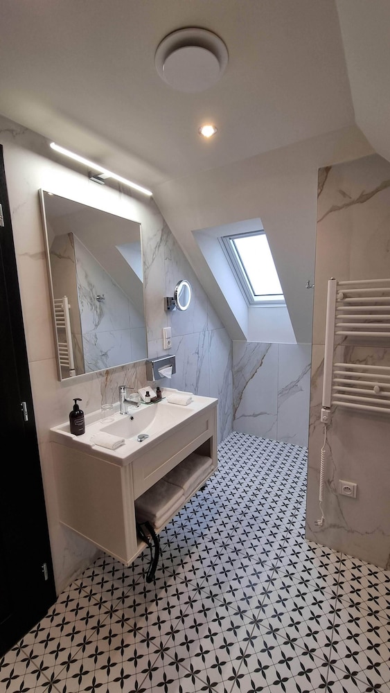 Attic room with stairs - Photo 6