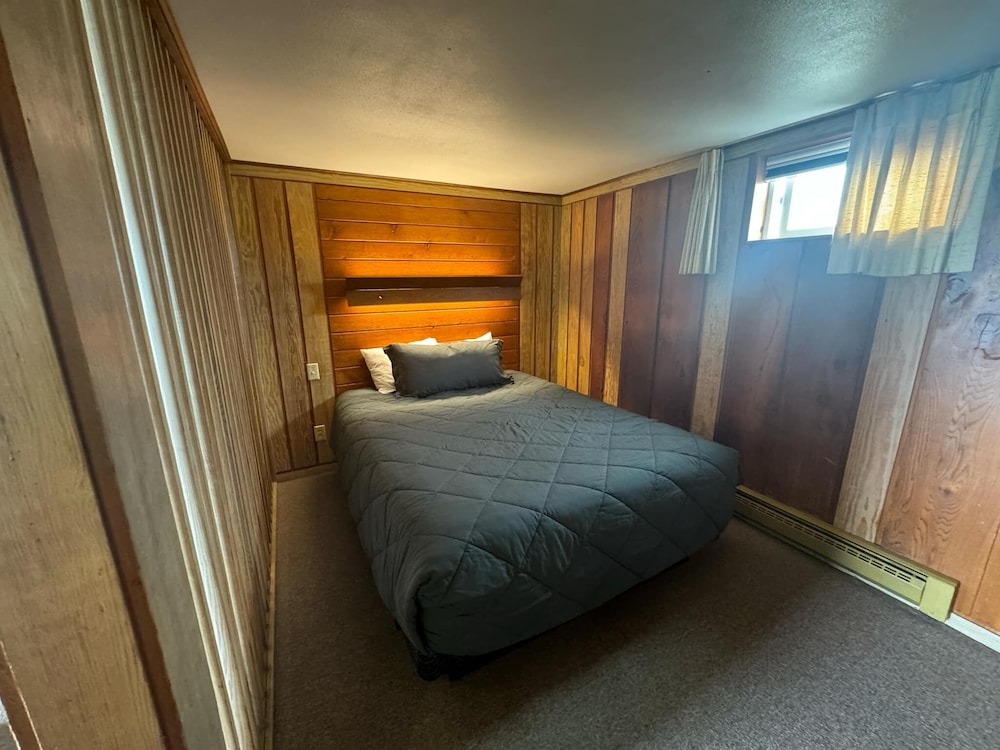 Deluxe Room, 1 Queen Bed, Kitchen, Partial Ocean View